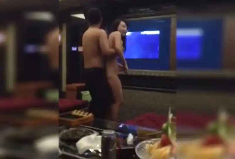 【兄妹海角】妹妹喜提银手镯 和哥哥玩６９后入 露出那对白嫩的乳房。妹妹的敏感地带被哥哥的性虐游戏所刺激