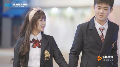 喝了酒的美腿正妹在車內發情搶著吃雞雞 專約蘿莉Look