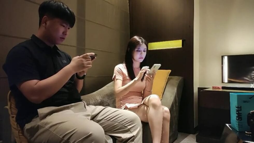 307 19:06HD【AV解说】千禧后长腿嫩妹超敏感！蜜汁喷溅！场面淫荡！