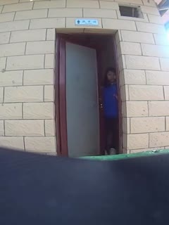 御姐白天大胆露出无视路人调戏老头大叔