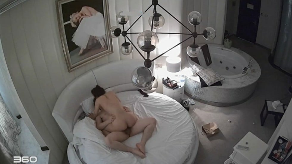 2酒店约炮骚逼人妻 看着如此美腿直接摁下瓣开双脚掏枪一顿爆操 忍不住内射白浆直流啊太爽辣