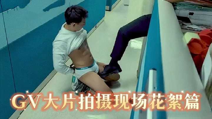 菠萝吹吹小兔子张张 纯欲母狗校花 奶子很正圆而美 性感开档情趣服 主动吃鸡无套啪啪 内射