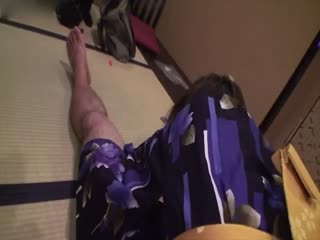 AV Jiali 带兄弟约女孩在朋友睡觉的床上大胆做爱 尤莉