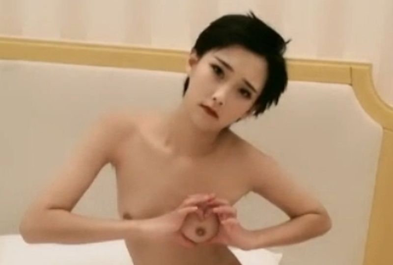 比性伴侣更亲密，但不像恋人。脱下衣服后，她变成了一个性欲旺盛的怪物。一个胸部丰满但臀缝很大的女 SQDE028