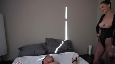 淫慾旺盛的姐姐色誘表弟家中做愛 魅惑的眼神和撩人的姿态 让表弟深陷其中无法自拔 A片