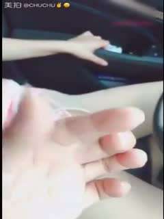 【母子乱伦】打游戏输了找熟女老妈泻火，老妈说 你爸还在隔壁睡觉 这感觉太刺激了 无套插入老妈的骚穴 全程骚话不断，对白精彩 让老妈叫声小一点