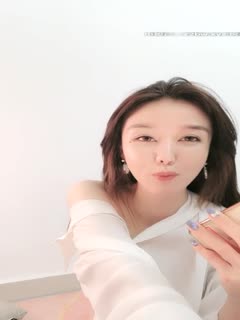 网友 黄毛毛 含泪讲述因脚本沟通不畅，明星【张大大】在酒店对她展开了长达两小时的 残忍折磨 ，用枕头、茶几、玻璃杯砸她。