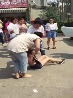 近距离抄底厕拍，小伙伸手去接妹子的姨妈血和白带